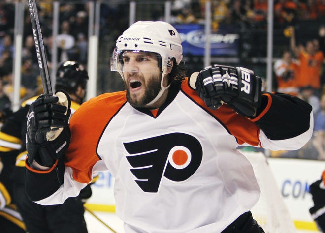 Simon Gagne celebrates his game-winning goal in Game 7 of the Flyers’ playoff victory over the Bruins. [MICHAEL DWYER / ASSOCIATED PRESS]
