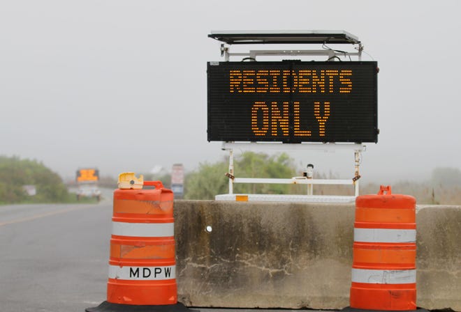 A sign flashes at the entrance to the Third Beach parking lot warning that it is open to Middletown residents only. [SCOTT BARRETT/DAILY NEWS PHOTO]