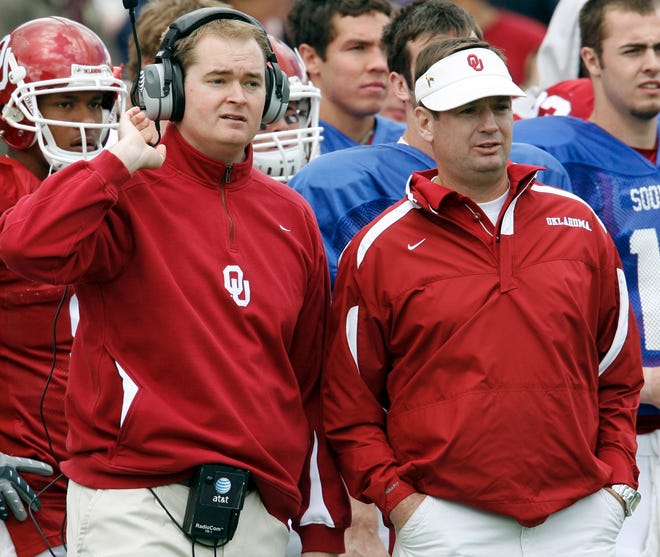 Josh Heupel and Bob Stoops confer on the sidelines during the 2008 OU spring football game in Norman. [OKLAHOMAN ARCHIVES]