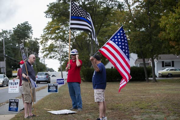 A We Back the Blue rally organized by the Middleborough Republican Town Committee is held at the intersection of Route 28 and Route 105 in Middleboro on Monday, Sept. 28, 2020. [Alyssa Stone/The Enterprise]