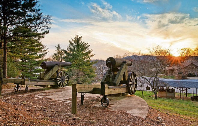Replicas of Civil War-era cannons on Jackson Hill. [GEORGIA’S ROME OFFICE OF TOURISM]