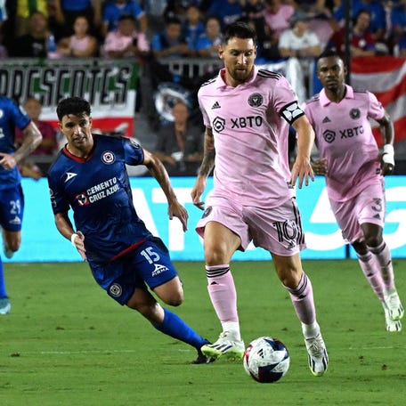 Inter Miami's Argentine forward Lionel Messi (C) controls the ball during the Leagues Cup Group J football match between Inter Miami CF and Cruz Azul at DRV PNK Stadium in Fort Lauderdale, Florida, on July 21, 2023. (Photo by EVA MARIE UZCATEGUI / AFP) (Photo by EVA MARIE UZCATEGUI/AFP via Getty Images) ORIG FILE ID: AFP_33PN9DR.jpg