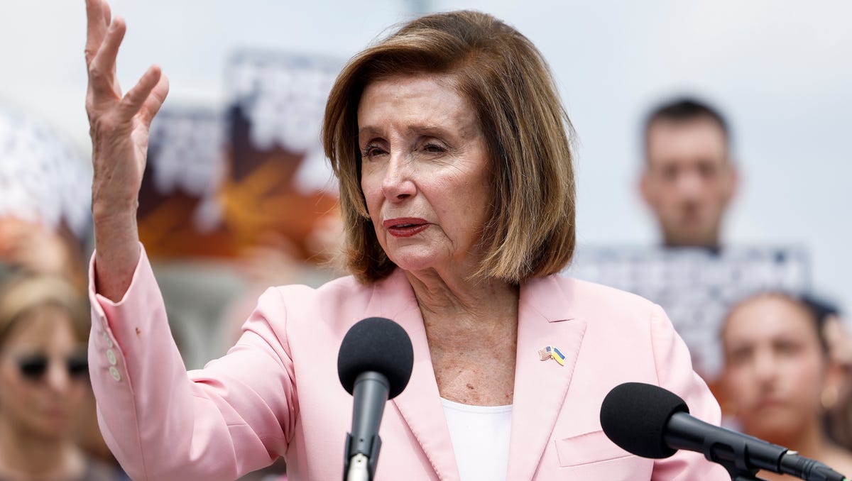 Pelosi knocks McCarthy for supporting expunging Trumps impeachments These people look pathetic Pelosi knocks McCarthy for supporting expunging Trumps impeachments These people look pathetic