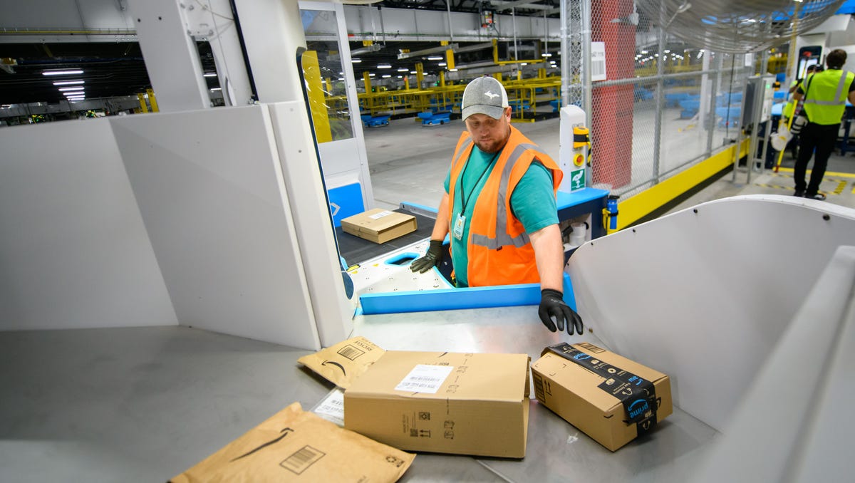 Detroit officials celebrate Amazon fulfillment centers opening on fairgrounds site Detroit officials celebrate Amazon fulfillment centers opening on fairgrounds site