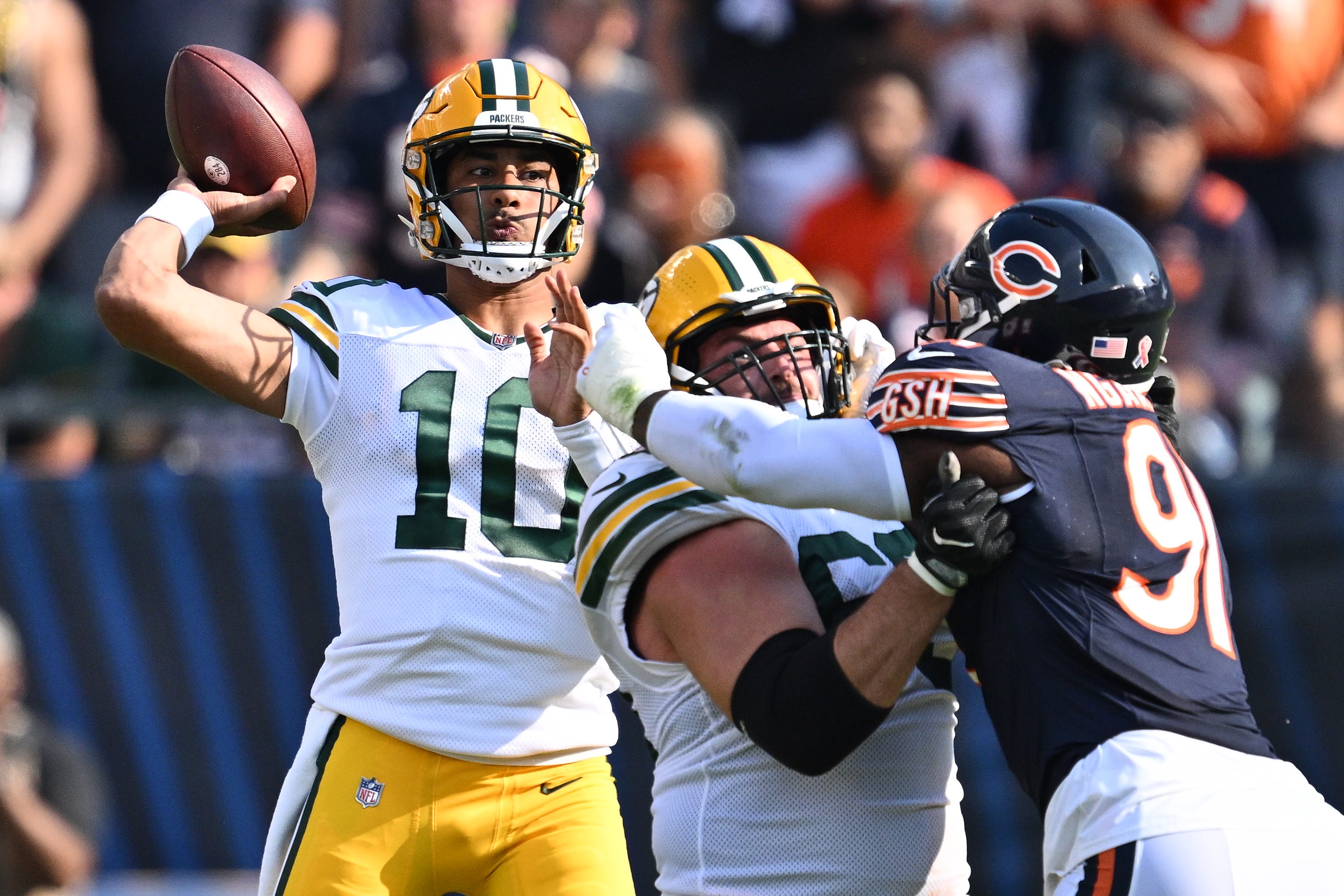 Green Bay Packers quarterback Jordan Love (10) passes in the first half against the Chicago Bears.