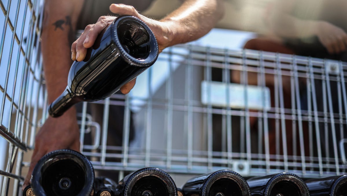 600 mil galões vazaram de tanques em Portugal, inundando cidade com vinho 600 mil galões vazaram de tanques em Portugal, inundando cidade com vinho