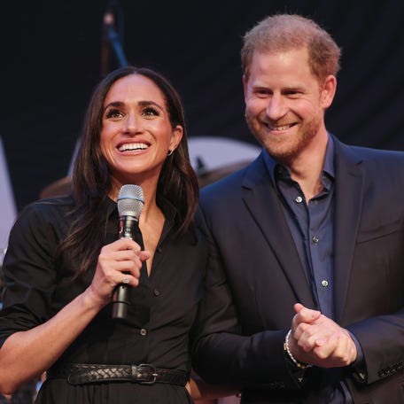 Prince Harry, Duke of Sussex and Meghan, Duchess of Sussex speak on stage at the "Friends @ Home Event" at the Station Airport during day three of the Invictus Games Düsseldorf 2023 on September 12, 2023 in Duesseldorf, Germany. (Photo by Chris Jackson/Getty Images for the Invictus Games Foundation) ORG XMIT: 775920234 ORIG FILE ID: 1676592478