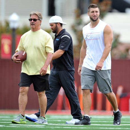 Tom House working with Tim Tebow in 2015.