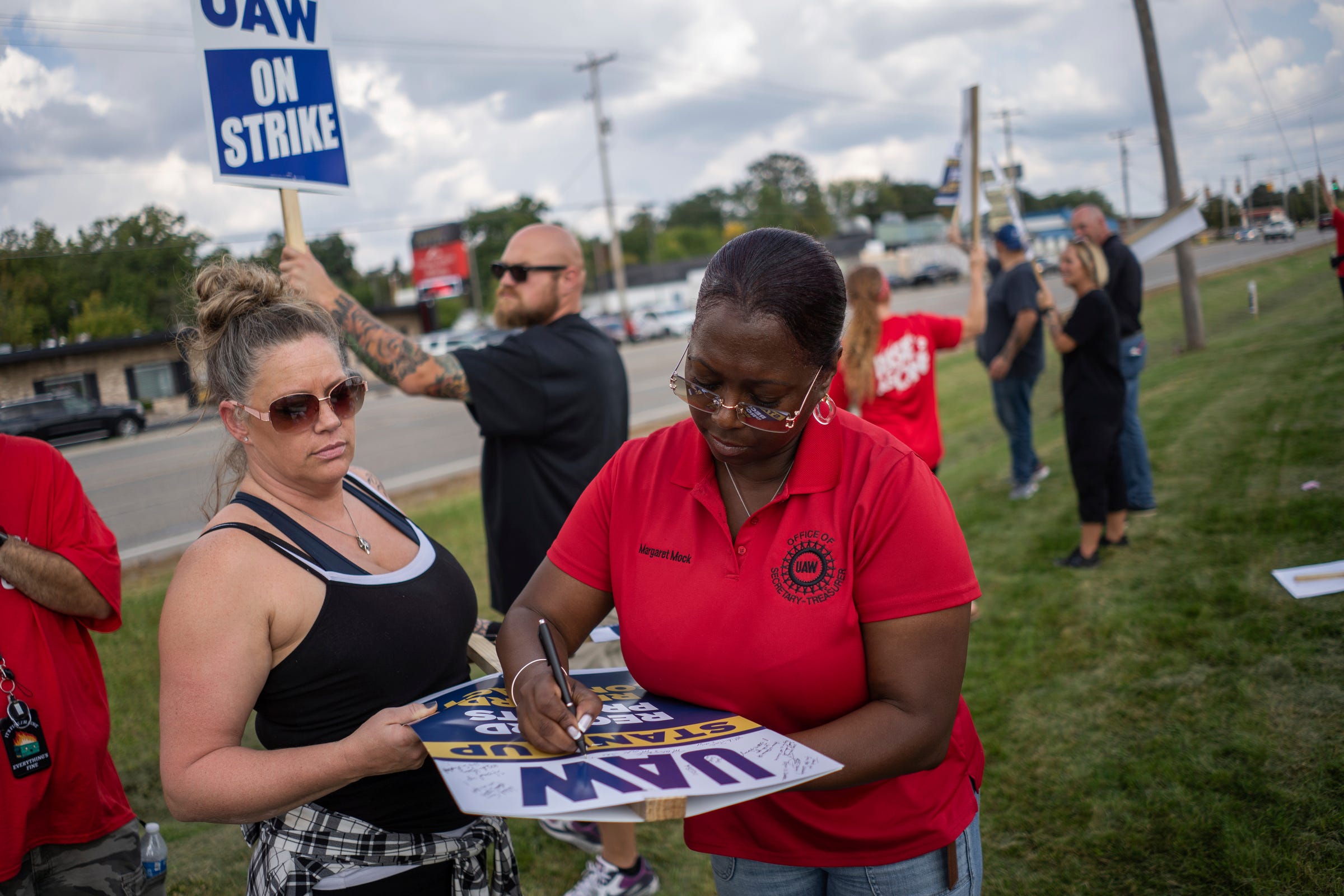 https://www.gannett-cdn.com/authoring/authoring-images/2023/09/22/PDTF/70936455007-092223-uaw-strike-rg-18.JPG?auto=webp&crop=2399,1351,x0,y124&format=pjpg&width=1200
