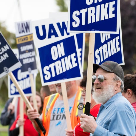 GM Lansing Delta Township UAW Local 602 members picket, Friday, Sept. 29, 2023, near Millett Highway and Creyts Road.