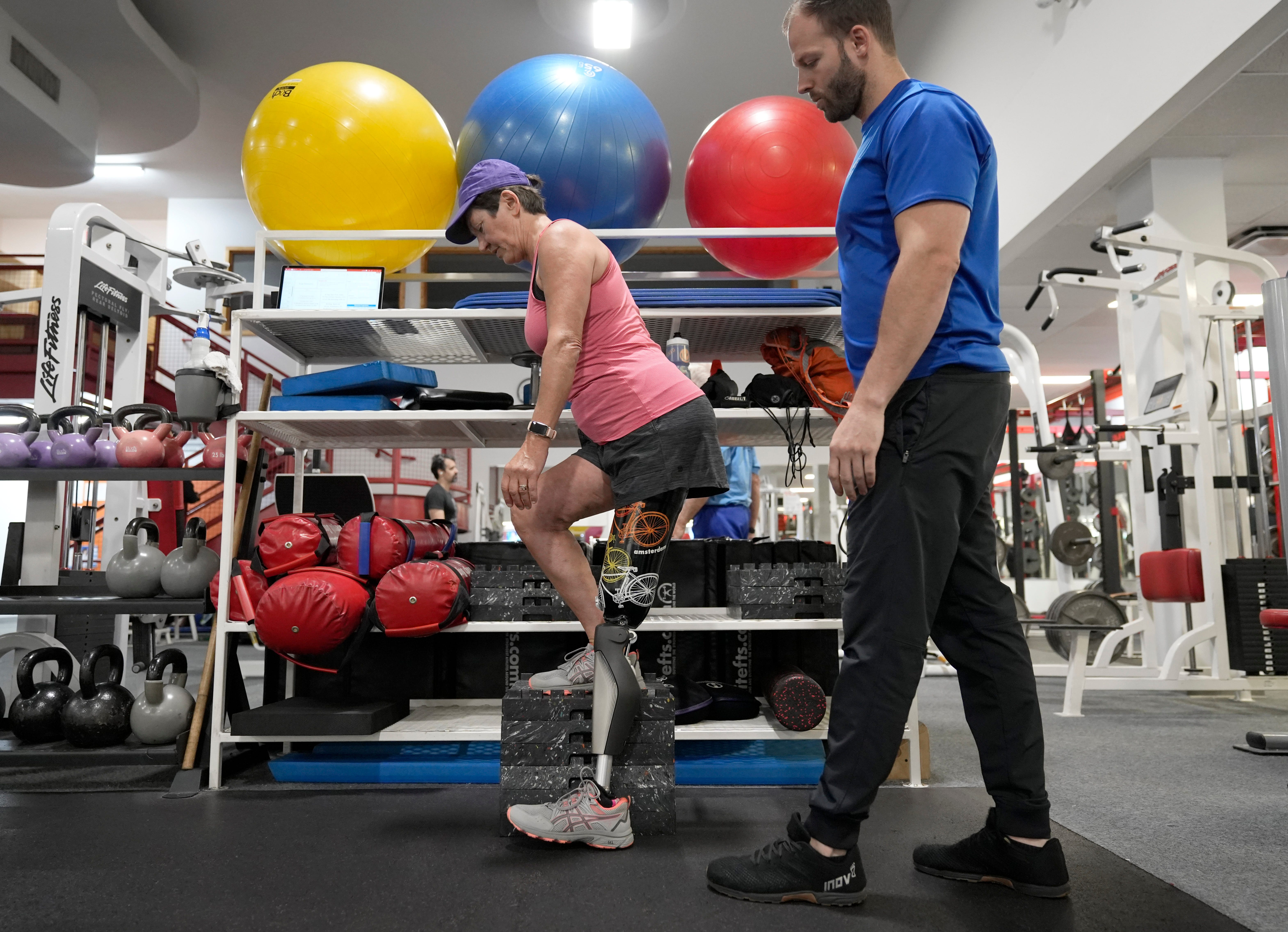Sept. 29, 2023; Columbus, Oh., USA;   Eva Simons continues to build her strength at Columbus Sports Connection with Todd Zody of Precision Wellness Personal Training. Zody had Simons doing exercises on a box to strengthen her gluteus muscles.