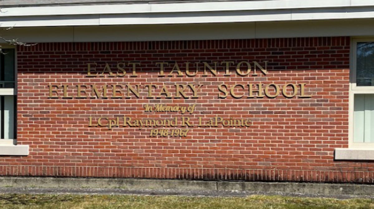 Trường tiểu học East Taunton dành riêng cho Thủy quân lục chiến thiệt mạng tại Việt Nam