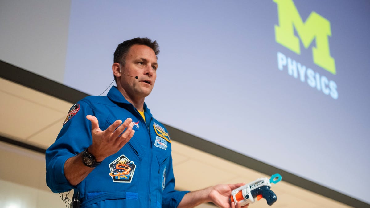 Astronauta NASA dzieli się swoimi doświadczeniami kosmicznymi z klasą fizyki na UM