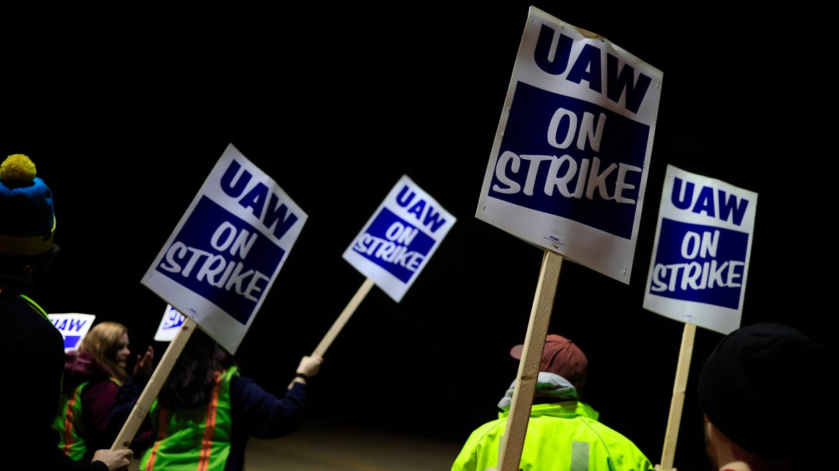 How much do UAW workers make?  A look at hourly wages across US states