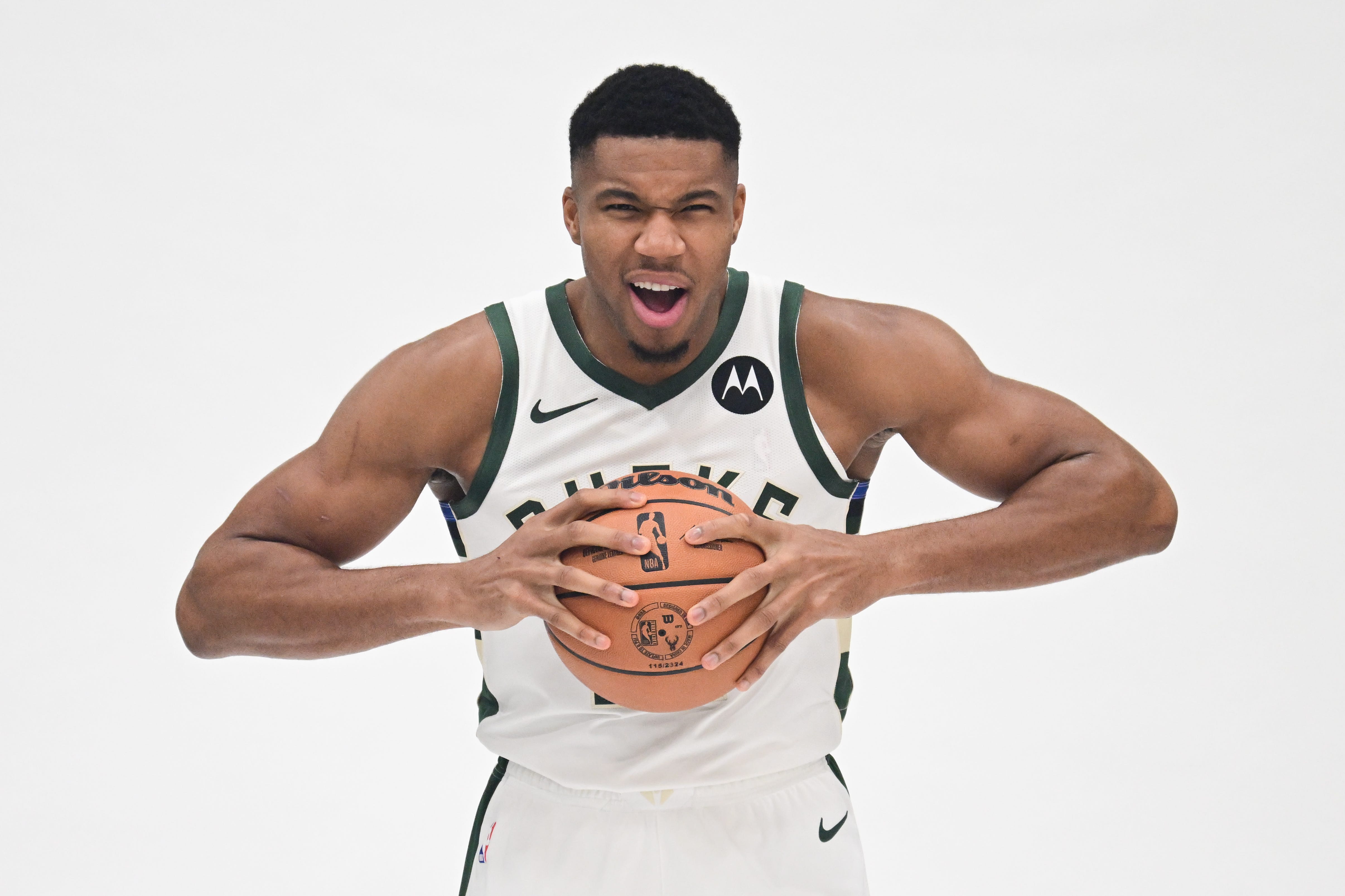 Giannis Antetokoumpo staying in Milwaukee, agrees to three-year extension with Bucks