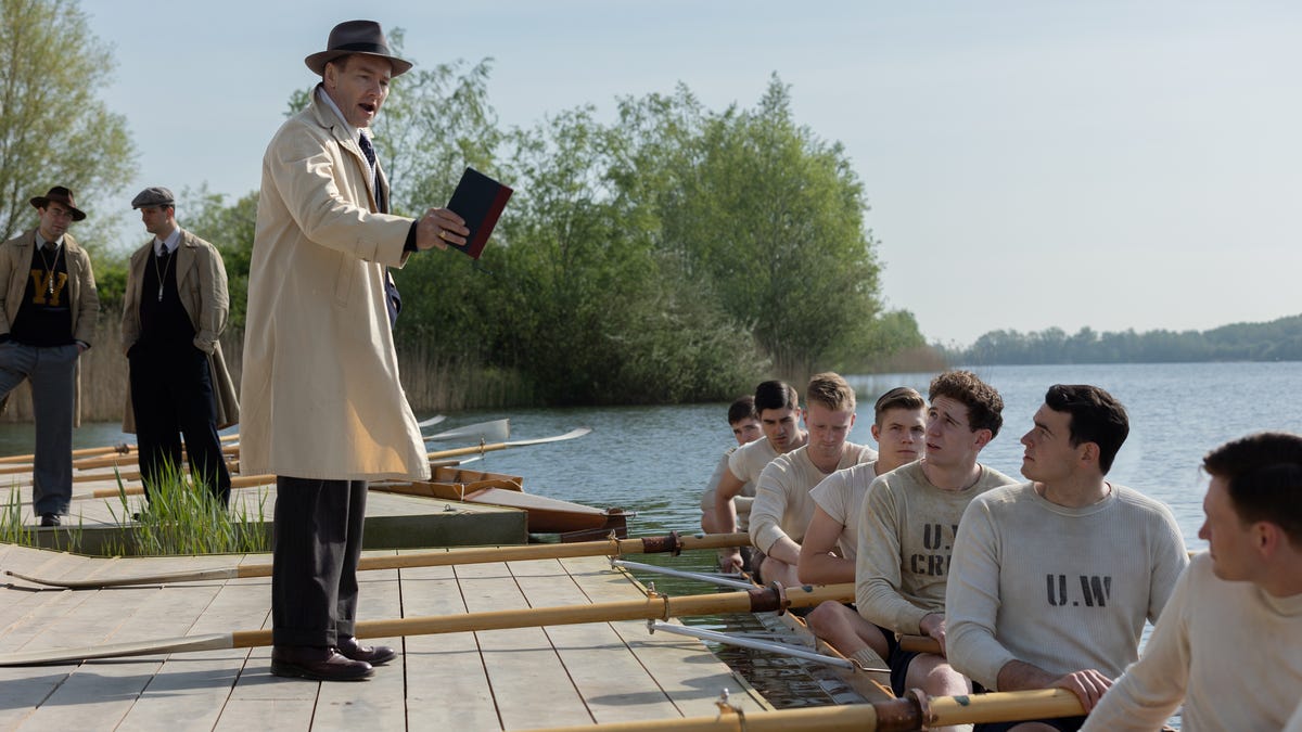 „Boys in the Boat” nabiera dramatyzmu dzięki swojej historii wioślarskiej