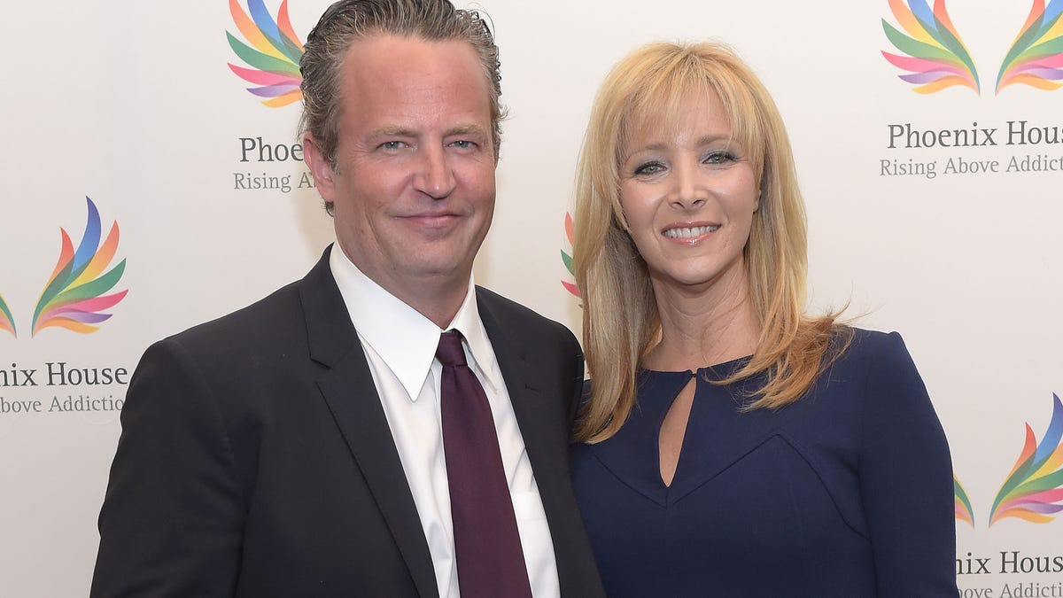 Matthew Perry’s ‘Friends’ co-star Lisa Kudrow received a tribute to the actor