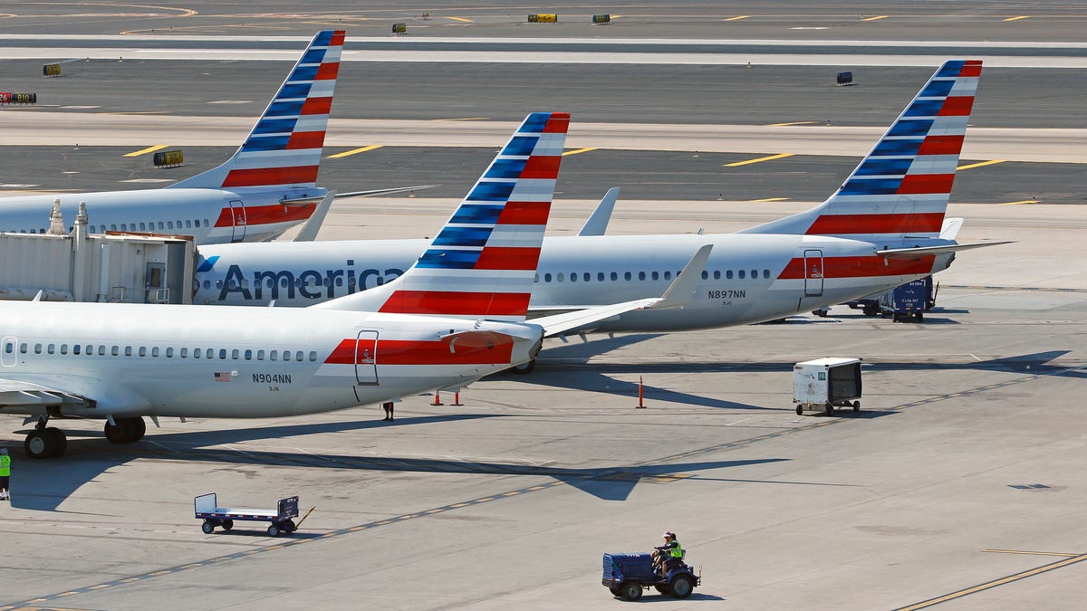 تم تغريم راكب الخطوط الجوية الأمريكية ما يقرب من 40 ألف دولار بسبب السلوك السيئ