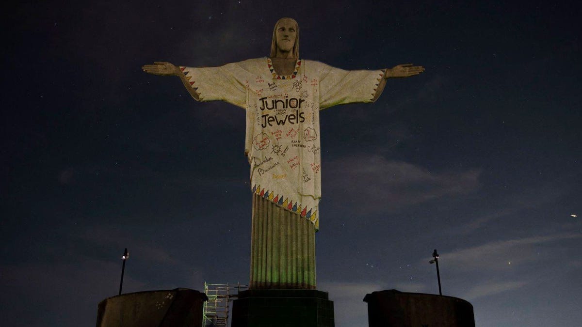 Tượng Chúa Cứu thế ở Brazil cho buổi trình chiếu của Taylor Swift