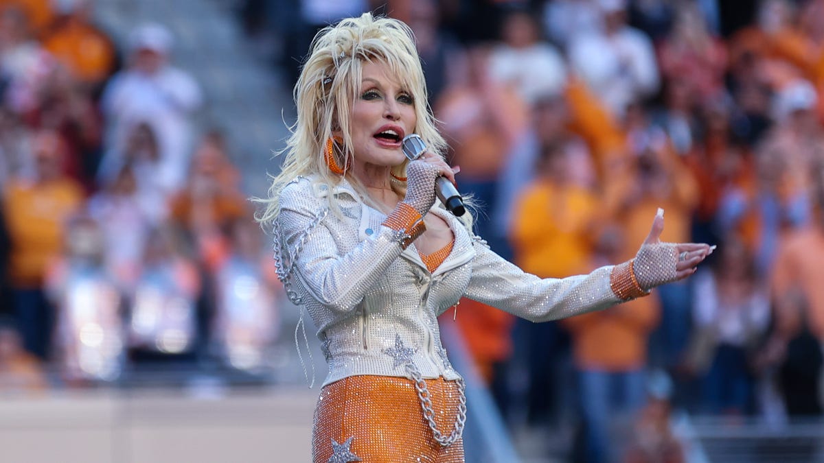 Dolly Parton joins Peyton Manning at Tennessee vs. Georgia, sings ‘Rocky Top’