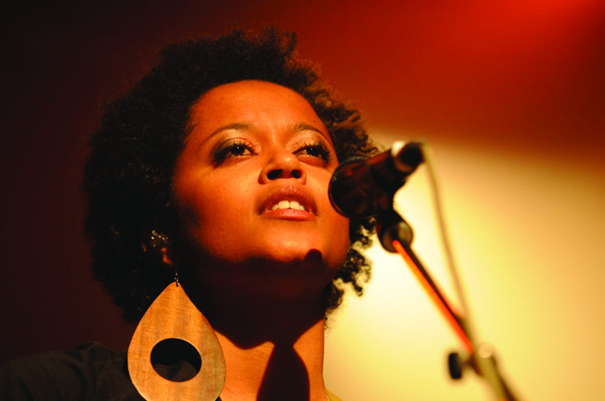 Cantora/compositora portuguesa e estrela da Eurovisão Sara Tavares morre aos 45 anos