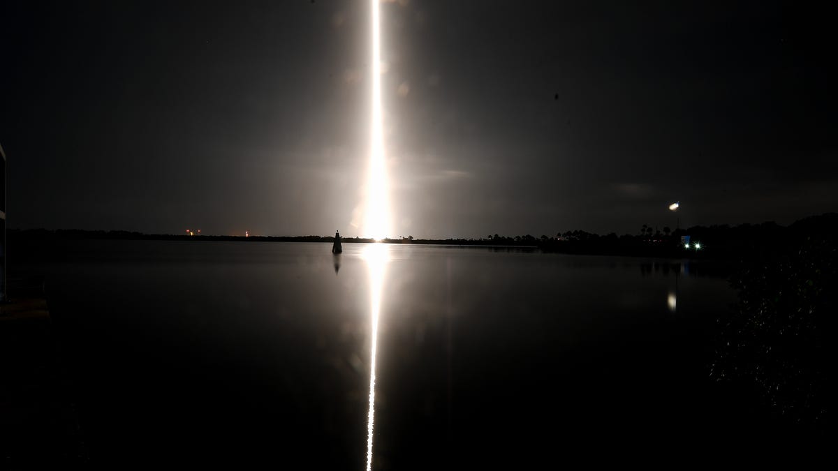 SpaceXは次のStarlink打ち上げ枠を月曜日の夜遅くにケープで目標にしている
