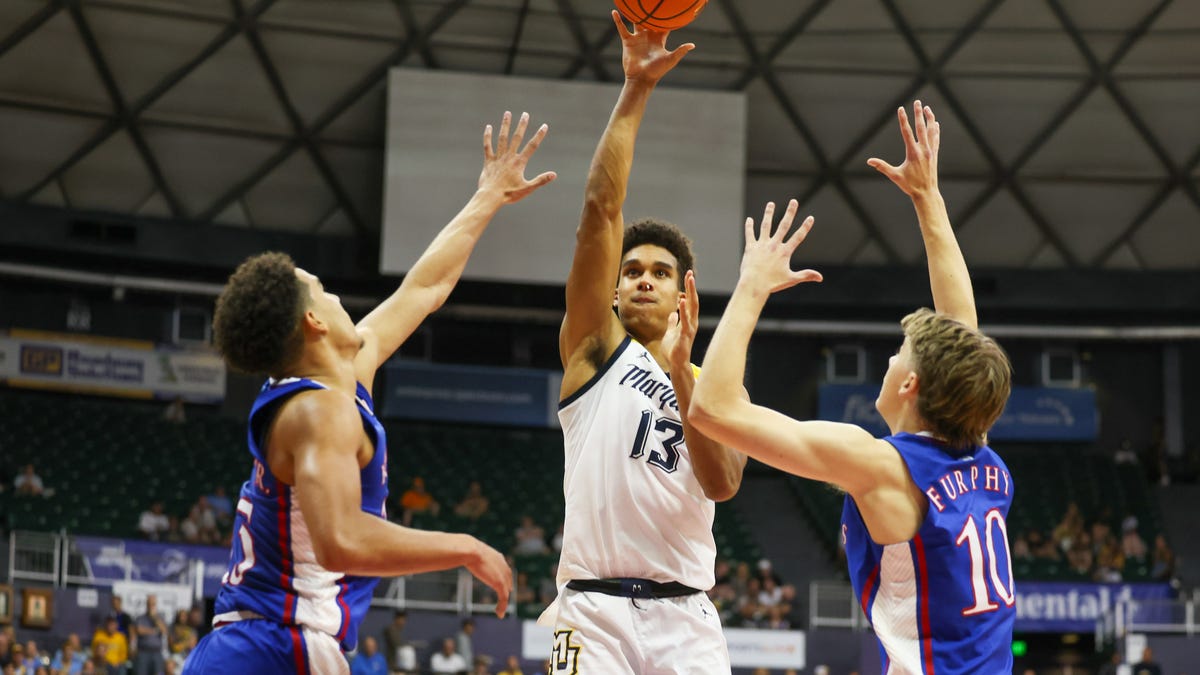 Kansas basketball vs. Tennessee live score updates: KU faces Maui Invitational battle