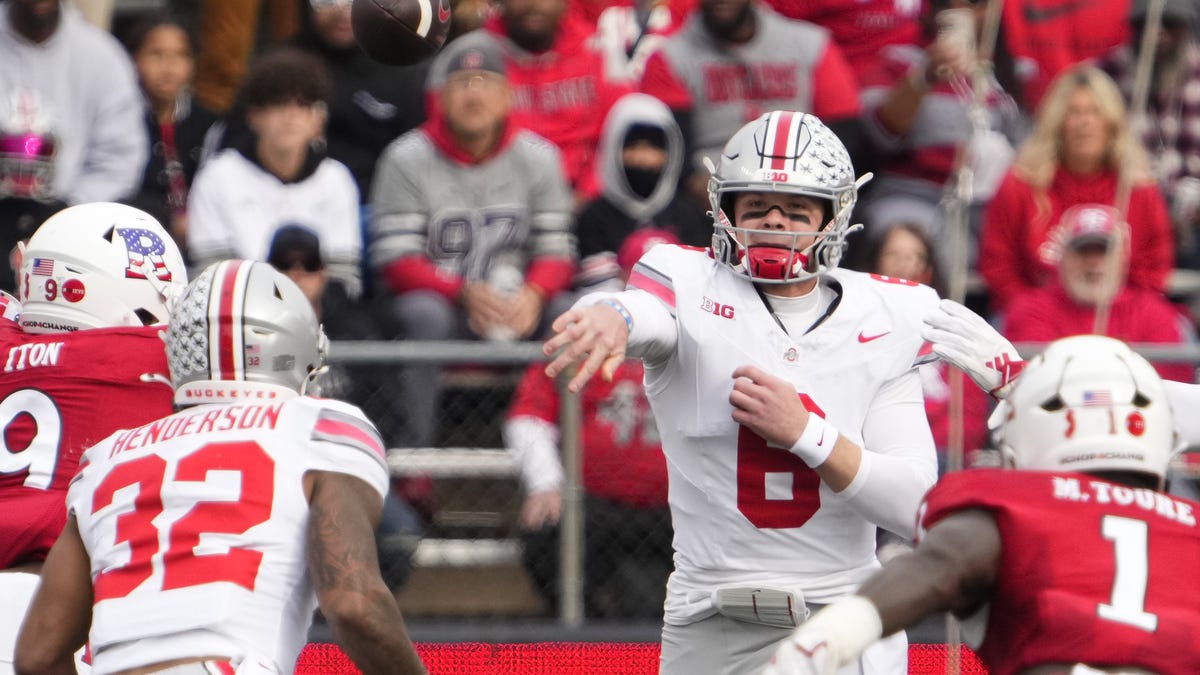 Oller: Ohio State quarterbacks must work to remain buoyant through the bruises and boos