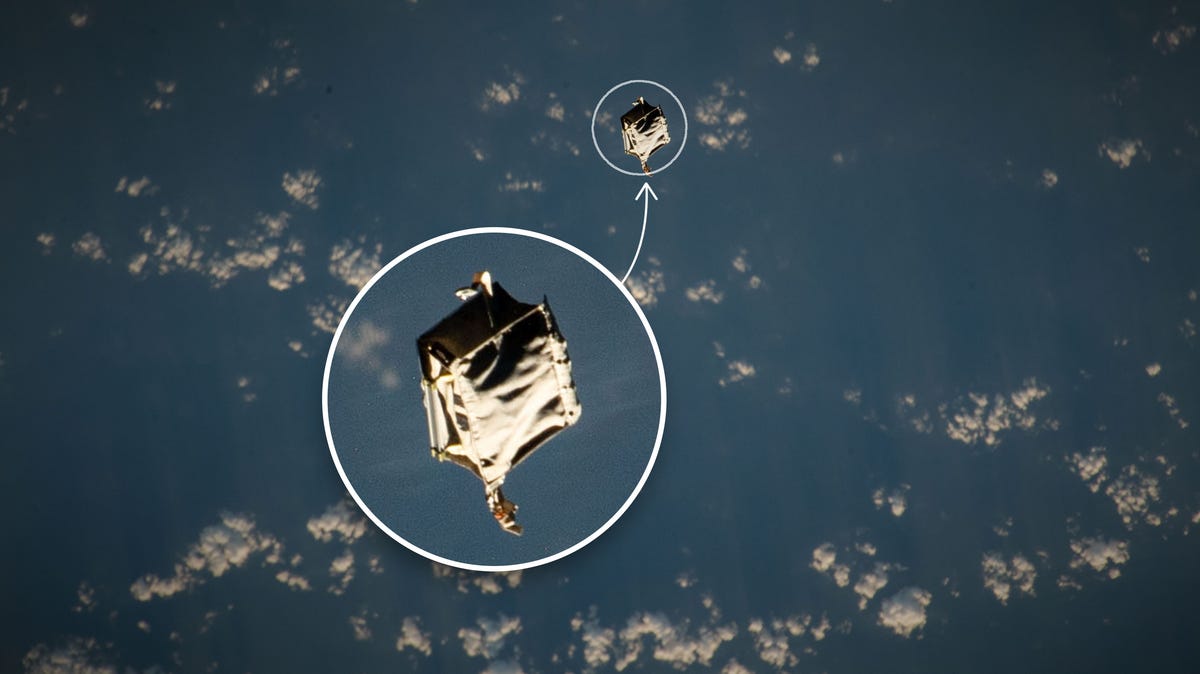 Astronot kehilangan tas peralatannya di luar angkasa.  Sekarang berputar mengelilingi Bumi
