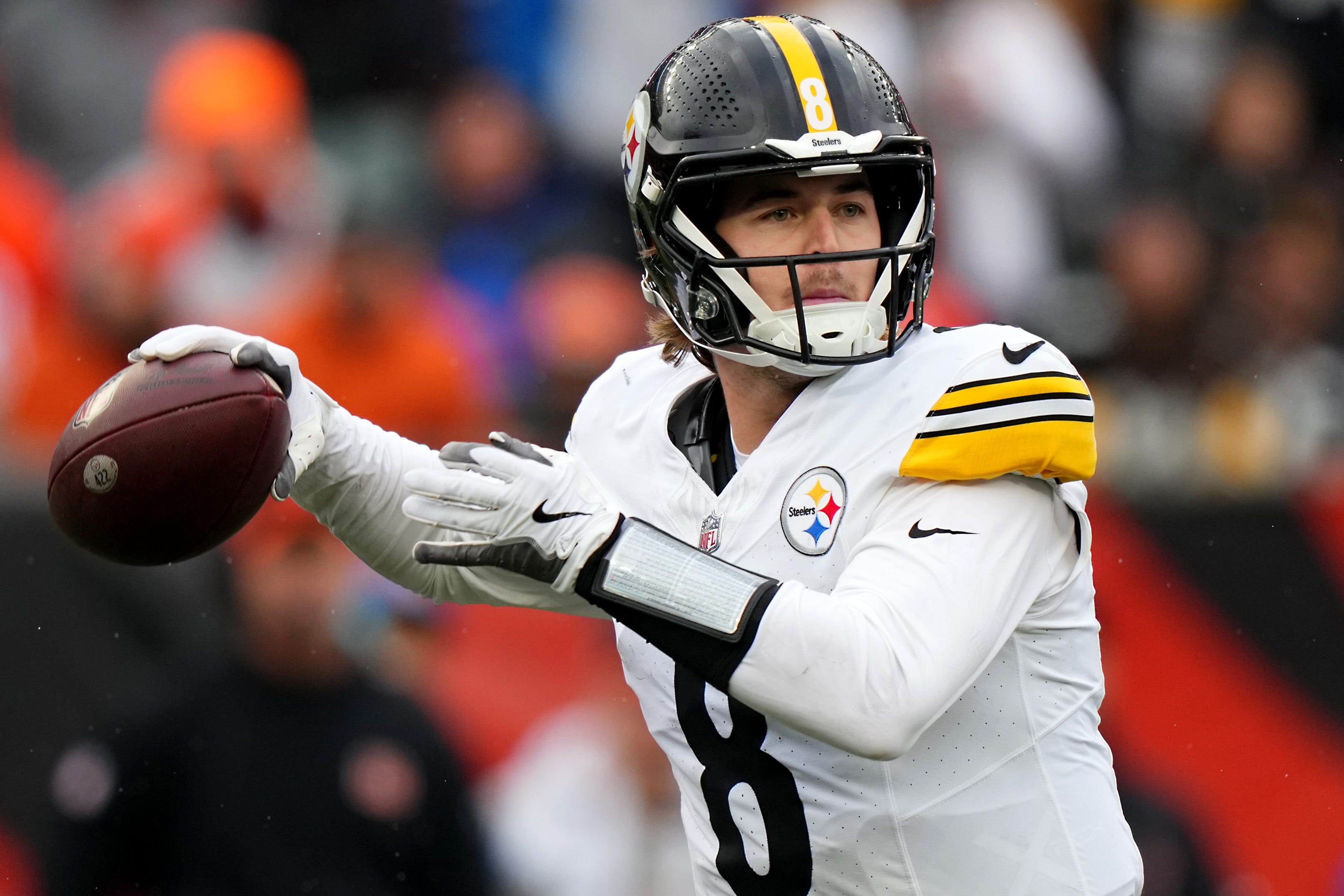Pittsburgh Steelers quarterback Kenny Pickett (8) throws the ball in the fourth quarter against the Cincinnati Bengals at Paycor Stadium.