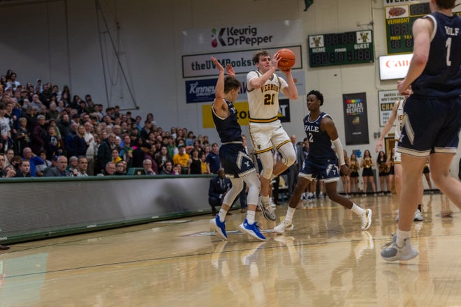 Vermont men's basketball stuns Yale with epic, five-point comeback in final second
