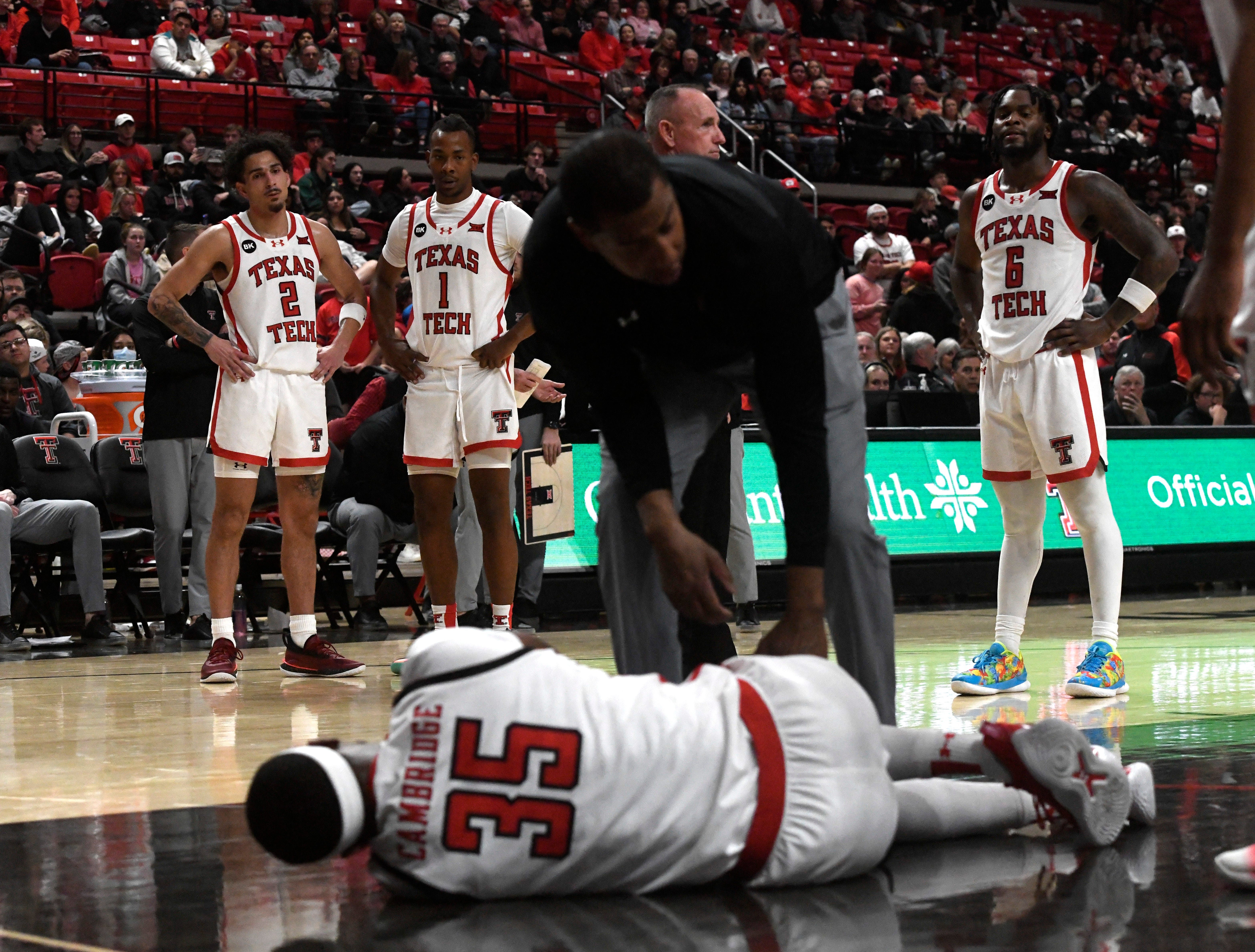 Texas Tech basketball&rsquo;s Devan Cambridge exits Omaha game with injury