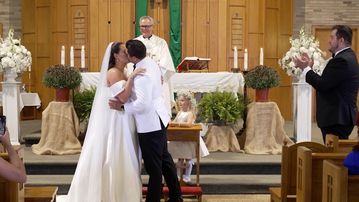 Państwo młodzi całują się po raz pierwszy na weselu… a potem dzieje się to