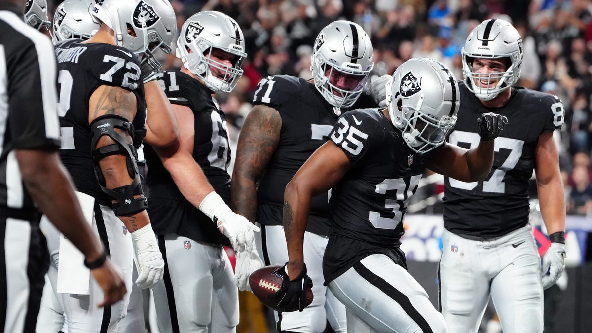 Las Vegas Raiders running back Zamir White (35) celebrates after scoring a touchdown against the Los Angeles Chargers.