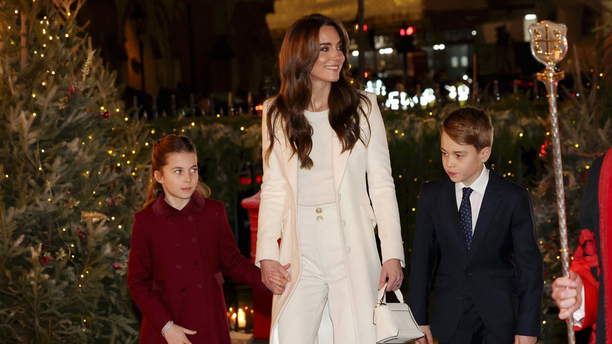 Britain's Catherine, Princess of Wales (C), Britain's Princess Charlotte of Wales (L) and Britain's Prince George of Wales (R) arrive to attend the "Together At Christmas" Carol Service" at Westminster Abbey in London on December 8, 2023. The event will be broadcast as part of 'Royal Carols: Together At Christmas', a special programme, airing at 7:45pm on ITV1 and ITV X on Christmas Eve. (Photo by Chris Jackson / POOL / AFP) (Photo by CHRIS   JACKSON/POOL/AFP via Getty Images) ORIG FILE ID: 1833529978