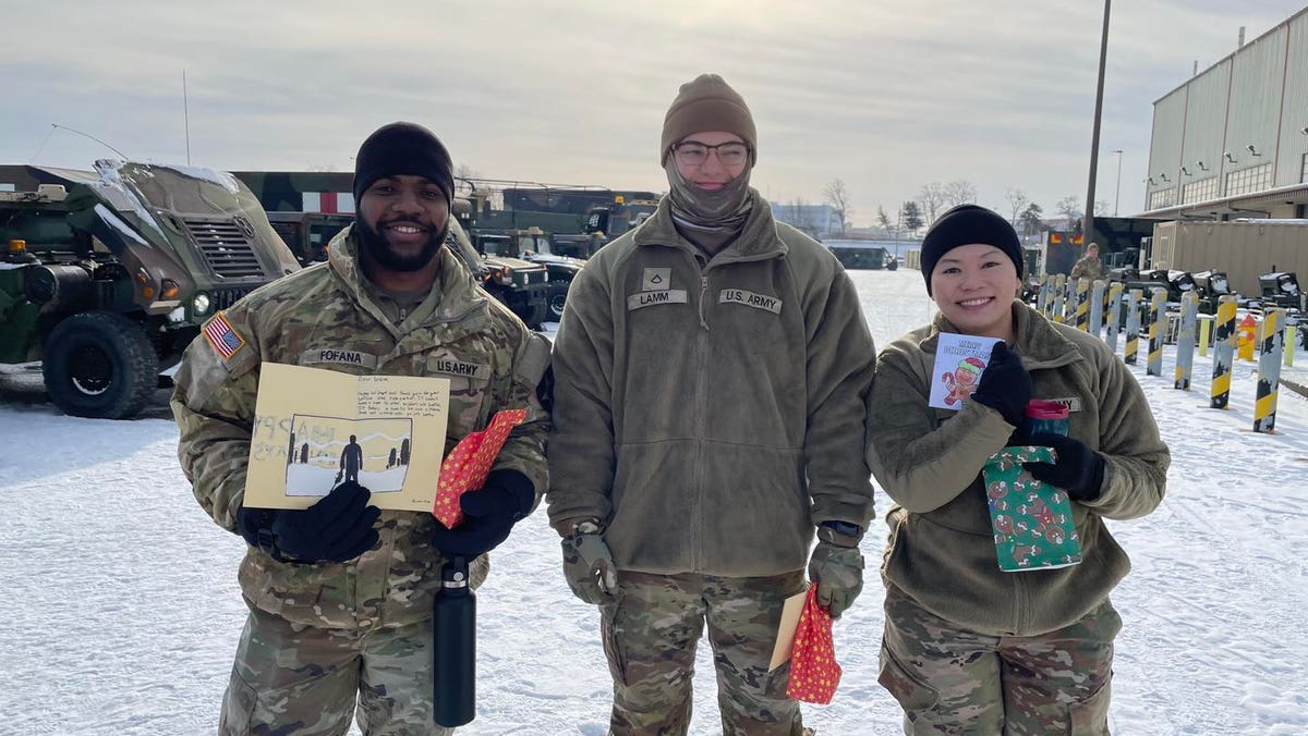 버버턴 학생들이 주한미병에게 크리스마스 환호를 가져다 버버턴 학생들이 주한미병에게 크리스마스 환호를 가져다