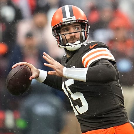Cleveland Browns quarterback Joe Flacco (15) throws in the first half of an NFL football game against the Chicago Bears, Sunday, Dec. 17, 2023, in Cleveland.