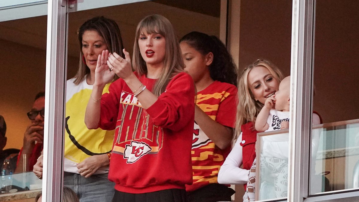 Taylor Swift tweeling Travis Kelce-jack tijdens Eve Chiefs-wedstrijd in New York Taylor Swift tweeling Travis Kelce-jack tijdens Eve Chiefs-wedstrijd in New York
