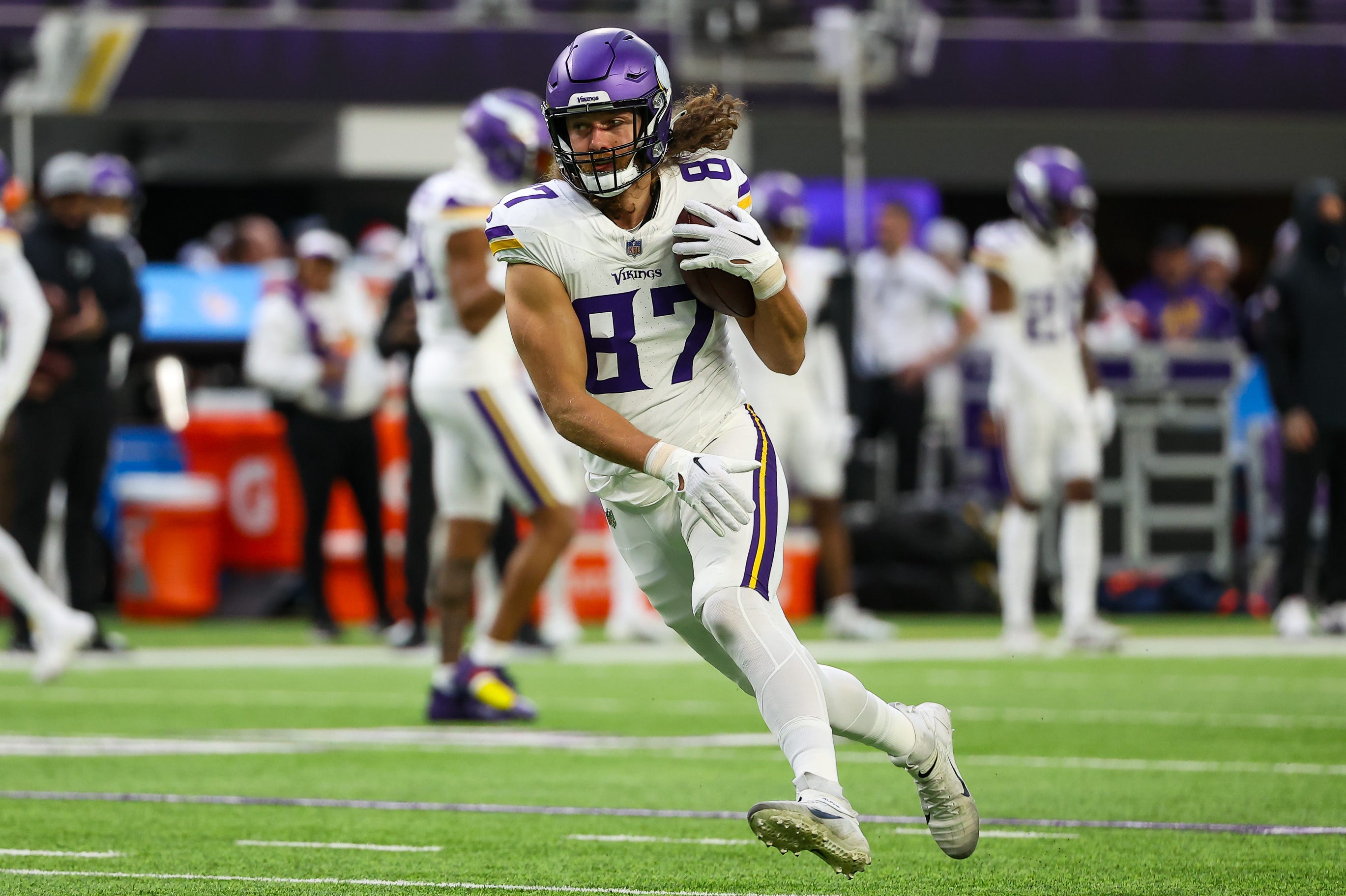 Minnesota Vikings tight end T.J. Hockenson (87) warms up before the game against the Detroit Lions at U.S. Bank Stadium.