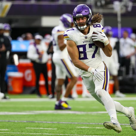 Minnesota Vikings tight end T.J. Hockenson (87) warms up before the game against the Detroit Lions at U.S. Bank Stadium.