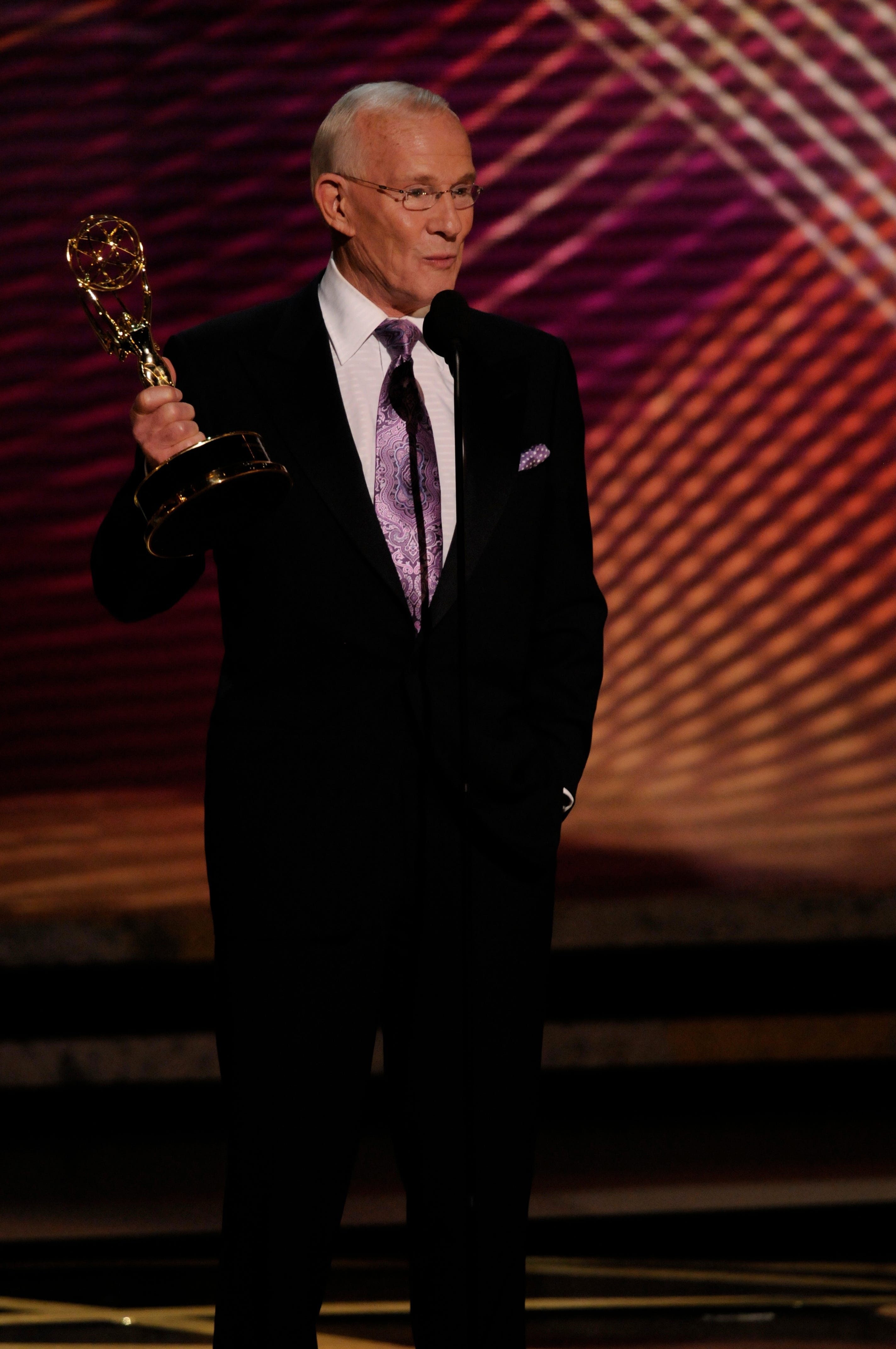 9/21/08 4:55:04 PM -- Los Angeles, CA, U.S.A -- Tom Smothers on stage at The 60th Annual Emmy Awards show. -- Photo by Robert Hanashiro, USA TODAY Staff ORG XMIT: RH 35086 EMMYS 9/16/2008 (Via MerlinFTP Drop)