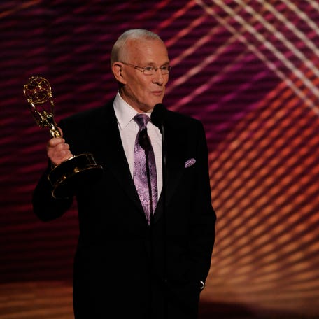 9/21/08 4:55:04 PM -- Los Angeles, CA, U.S.A -- Tom Smothers on stage at The 60th Annual Emmy Awards show. -- Photo by Robert Hanashiro, USA TODAY Staff ORG XMIT: RH 35086 EMMYS 9/16/2008 (Via MerlinFTP Drop)