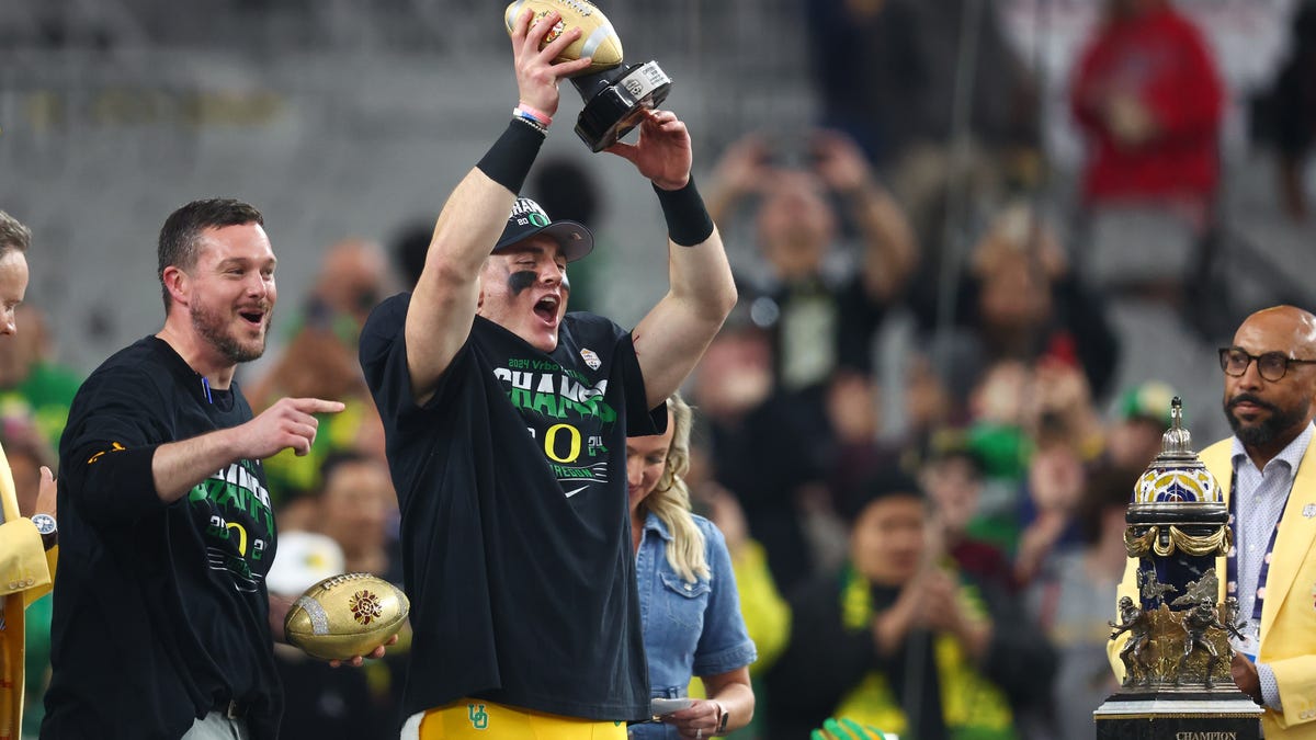 Oregon football quarterback Bo Nix sets a few more records before heading off to the NFL Oregon football quarterback Bo Nix sets a few more records before heading off to the NFL