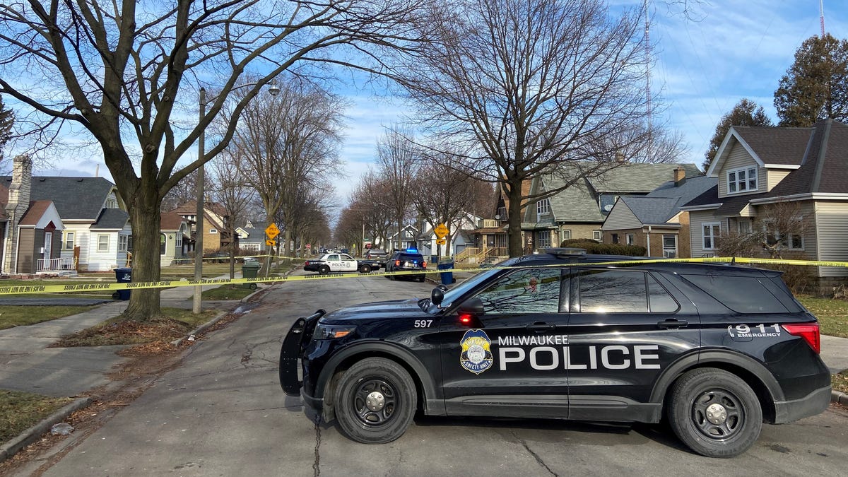 Milwaukee police officer shot, injured following apparent standoff outside a home
