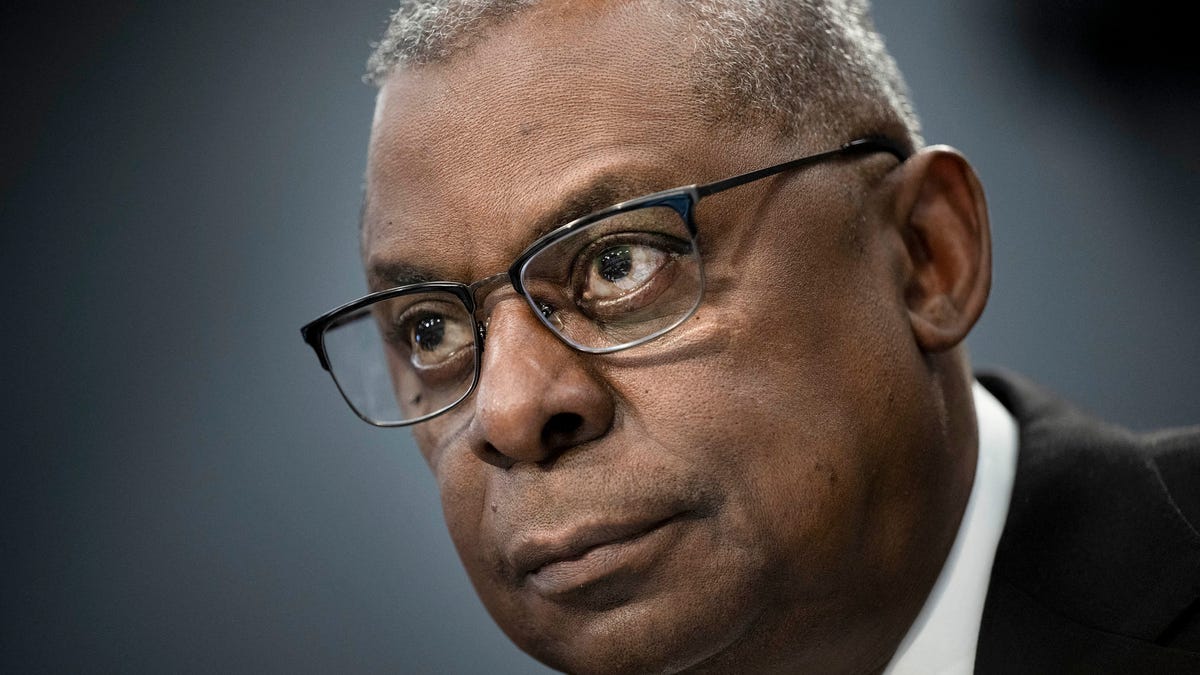 Segundo o relatório, o secretário de Defesa Lloyd Austin passou quatro dias na unidade de terapia intensiva Segundo o relatório, o secretário de Defesa Lloyd Austin passou quatro dias na unidade de terapia intensiva