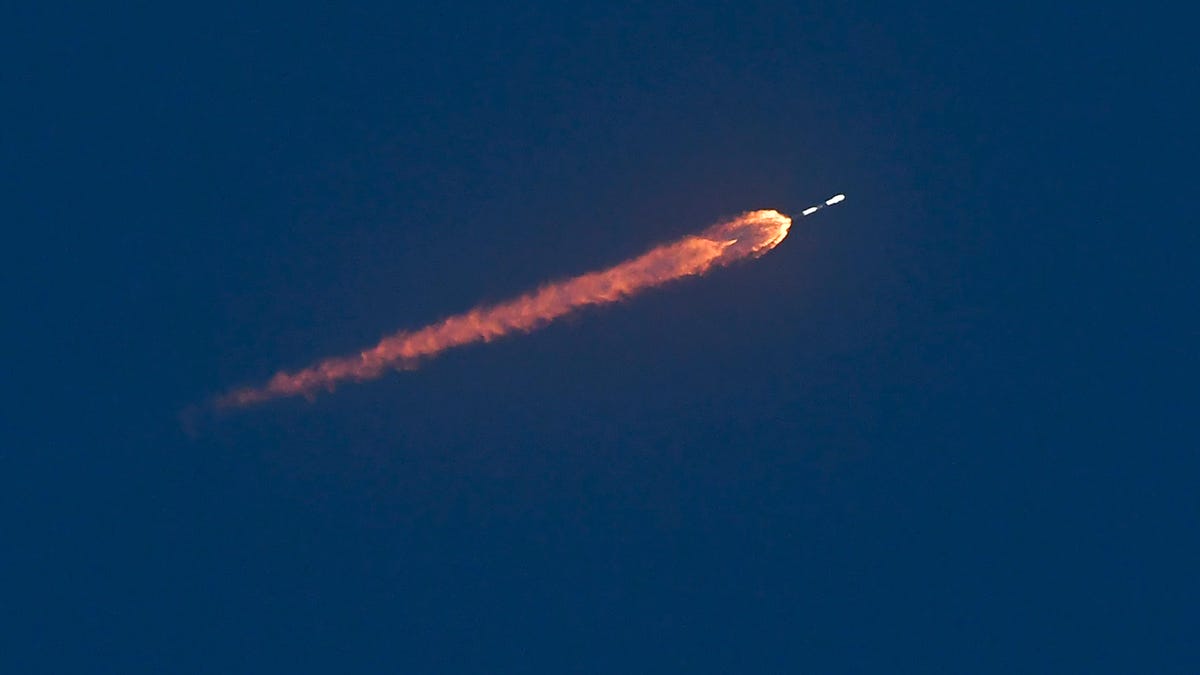 Pembaruan langsung dari peluncuran Starlink Falcon 9 di Cape