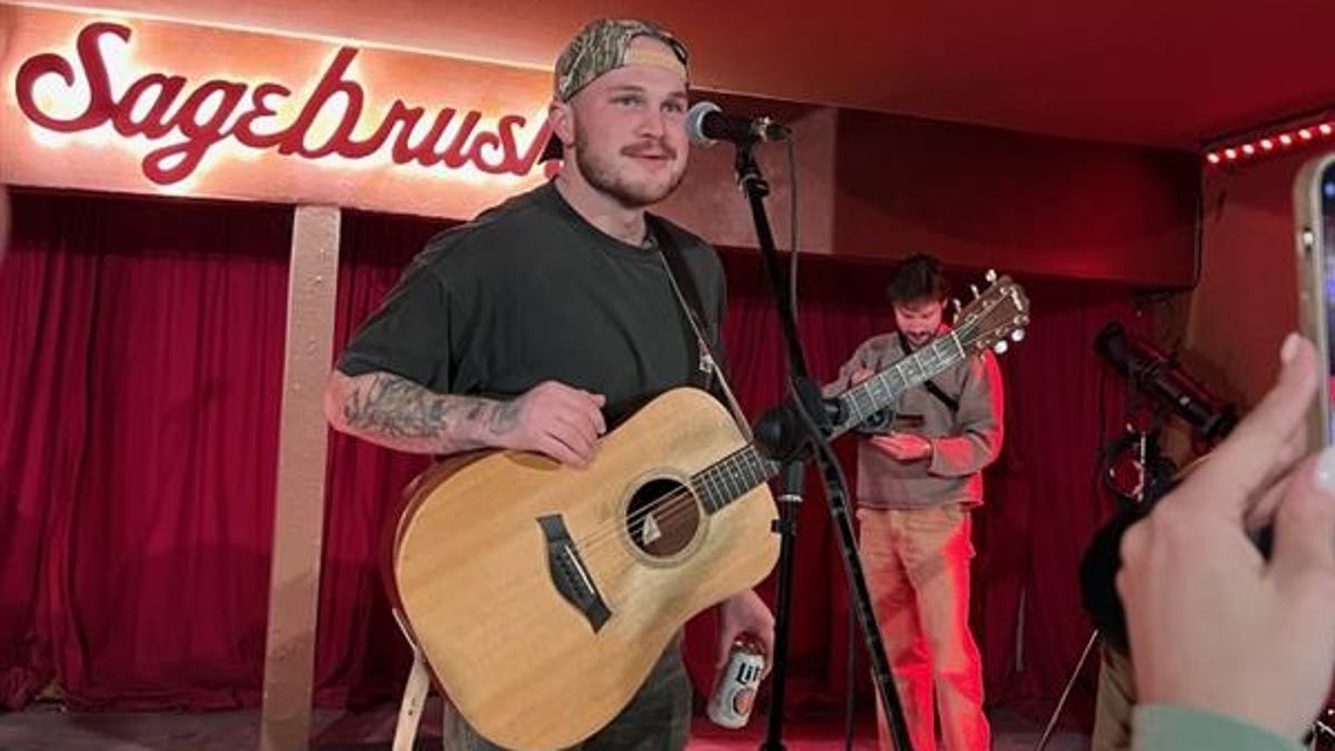 Zach Bryan plays pop up show in Texas, line of fans ‘stretches to Oklahoma’ Zach Bryan plays pop up show in Texas, line of fans ‘stretches to Oklahoma’