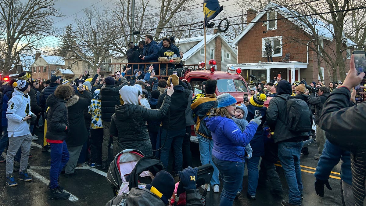 Parata del campionato nazionale di calcio del Michigan: i tifosi sfidano il freddo