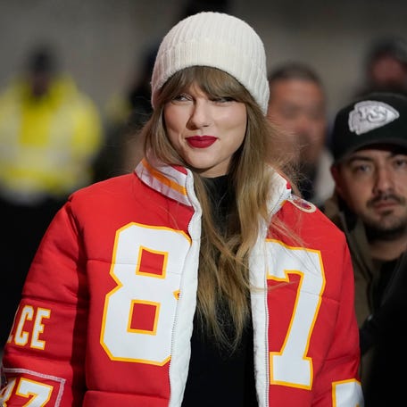 Taylor Swift showed up in a custom Travis Kelce jacket created by Kristin Juszczyk, wife of 49ers fullback Kyle Juszczyk.