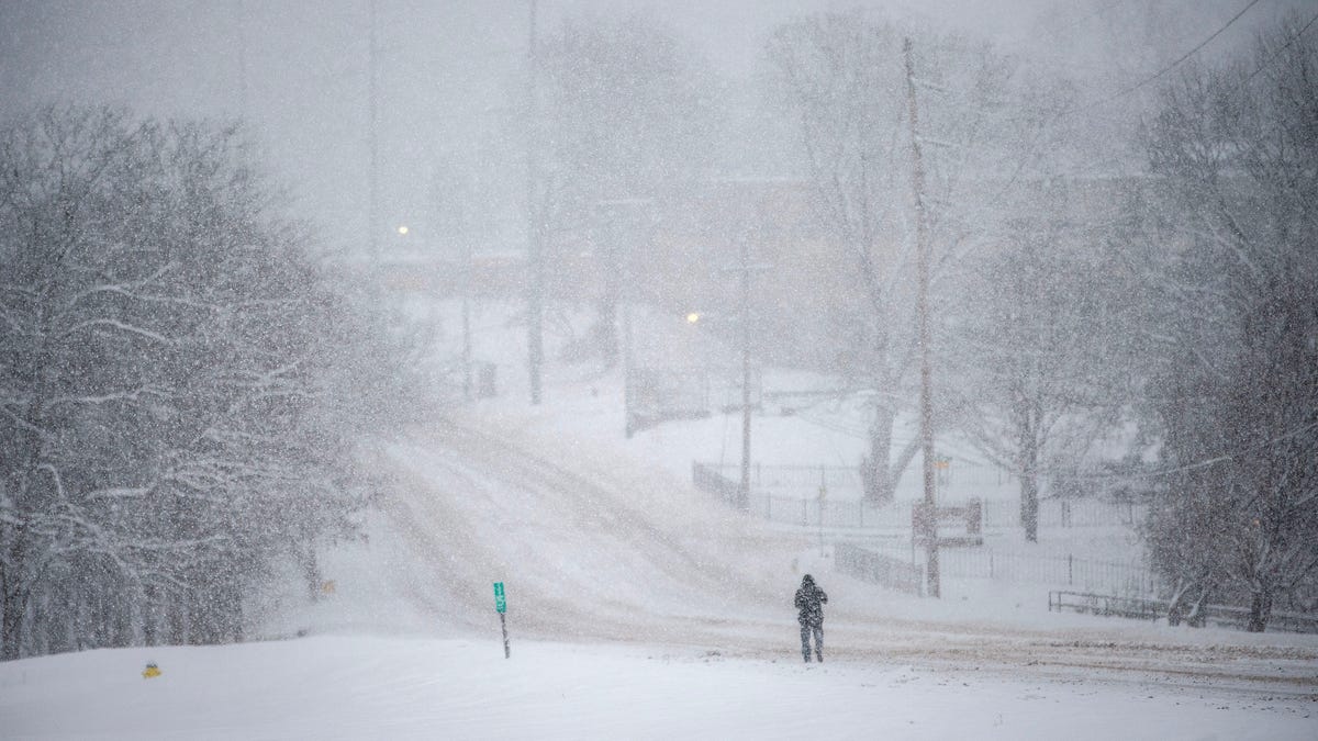 A snow storm blankets Western Ave. that devoid of vehicles on Monday, January 15, 2024 in Knoxville, Tenn.